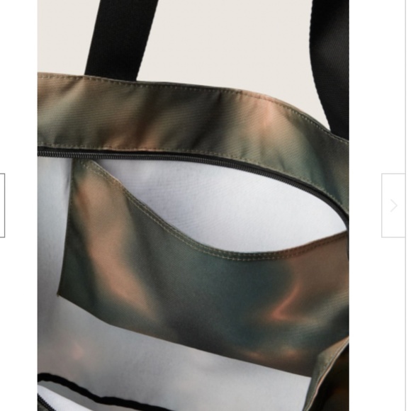 🎉HOST PICK🎉 PINK Victoria's Secret Ltd Edition Weekender Tote Camo Blur - Picture 3 of 4